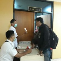 Cek Suhu Tubuh, Ruang Depan Komisi I DPRD Lampung Antisipasi Penyebaran Virus Corona