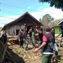 Anggota Koramil 410-03/TBU Bantu Masyarakat Pasca Banjir di Dua Kelurahan