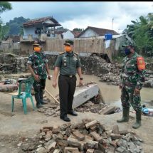Dandim 0410/KBL Kolonel Inf.Romas Herlandes Tinjau Jajaran Bantu Pembersihan Lokasi Pasca Banjir