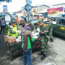 Koramil 410-02/TBS Bagikan Sembako Kepada Masyarakat Kelurahan Kangkung