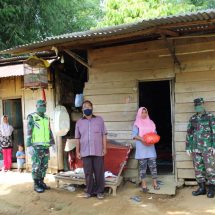 Wujud Kecintaan Dan  Kepedulian TNI Kepada Rakyat, Dandim 0422/LB Bagikan Sembako