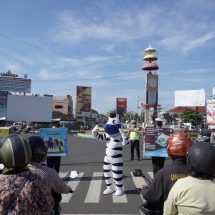 Polresta Bandar Lampung Bagikan Masker Himbau Masyarakat Pengguna Jalan
