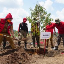 Diproyeksi Jadi Kebun Edukatif, Nanang Tanam Ratusan Pohon Durian dan Alpukat
