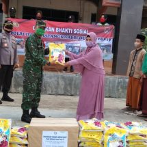 Sinergi TNI Polri, Babinsa Dampingi Polres Lambar Bagikan sembako Masyarakat Terdampak Covid-19