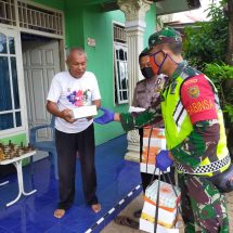 TNI-Polri dan Pemda Lampung Peduli Bagikan Makanan Siap Saji Dari Dapur Umum Untuk Masyarakat