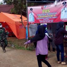 Babinsa Kodim 422-07/Batu Brak Berikan Himbauan Pentingnya Menggunakan Masker