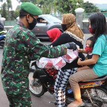 Jelang Berbuka Puasa, Kodim 0410/KBL Bagikan Takjil dan Masker Bagi Pengguna Jalan