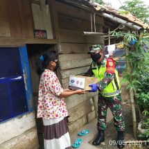 Babinsa Kodim 0410/KBL Kawal Pendistribusian Sembako Dari Yayasan Buddha Tzu Chi