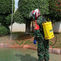 Babinsa Kodim 0410/KBL Bantu Kegiatan Penyemprotan Cairan Disinfektan Di Kota Sepang