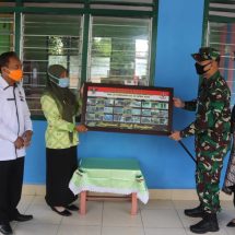 Dandim 0410/KBl Kolonel Inf.Romas Herlandes Serahkan Bantuan Dan Hasil Pekerjaan Kepada TK Kartika II-28 Usai Di Renovasi