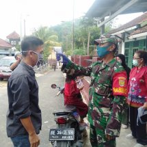 Danramil 410-05/TKP Mayor Inf. Hariono Ikut Dalam Tim Gugus Tugas Lakukan Door To Door Cek Suhu Tubuh Warga