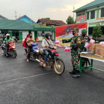 Hari Ke 21 Ramadhan, Kodim 0410/KBL Bagikan Takjil Di Depan Makodim