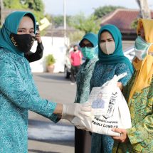 Program Jumat Barokah ke-6, Riana Arinal Bagikan Sembako Dan Nasi Kotak Bagi Masyarakat Terdampak Covid-19