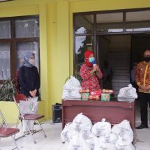 Hadapi Covid-19, Pemprov Lampung Bagikan Bantuan Sosial 150 Lansia di Panti Tresna Werdha Natar