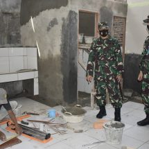 Danrem 043/Gatam Tinjau Lokasi Karya Bhakti Bedah Rumah Dalam Rangka HUT Kemerdekaan RI Ke-75 Tahun 2020