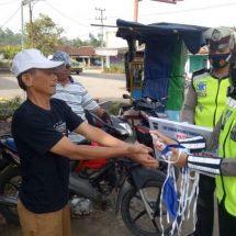 Operasi Patuh Krakatau 2020, Satlantas Polres Tanggamus Bagikan Masker Kepada Pengenedara