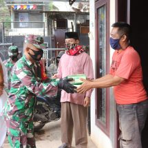 Bagikan Nasi Kotak, Koramil 410-06/Kedaton Laksanakan Program Jum’at Peduli