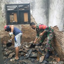 Babinsa Sepang Jaya Koramil 410-06/KDT Bersama Warga Bersihkan Puing Puing Sisa Rumah Warga Kebakaran