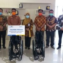 Sekda Lamsel Terima Bantuan Kursi Roda Untuk Pensiunan Dari PT Taspen