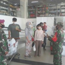 Kodim 0410/KBL Bersama Satgas Terpadu Berikan Edukasi Penerapan Protokol Kesehatan Di Mall Chandra Teluk Betung