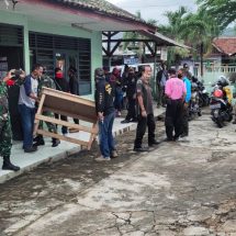 Personil Koramil 410-04/TKP Gotong Royong Bersama Mitra Kodim 0410/KBL Dan Keluarga Besar TNI Bersihkan Kantor Koramil