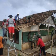 Pra – TMMD, Kodim 0410/ KBL Lakukan Bedah Rumah Warga Garuntang