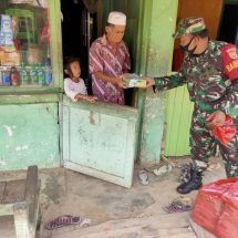 Koramil 410-02/TBS Bagikan Nasi Kotak Warga Di Jum’at Penuh Barokah