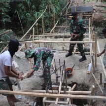 Wadansatgas TMMD Ke 109 Kodim 0410/KBL Mayor Inf Sutoto Dampingi Pembangunan Jembatan Penghubung Dua Kampung