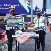 Dirlantas Polda Lampung Dan Satlantas Polres Balam Gelar Aksi Sadarkan Masyarakat Gunakan Masker Di Tengah Covid-19