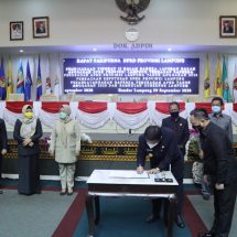Ketua DPRD Lampung Mingrum Gumay Dan Gubernur Tandatangani Raperda Perubahan APBD Tahun Anggaran 2020
