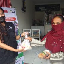Inisiasi ACT Lampung, Rumah Makan MM Aliya Beri Paket Pangan untuk Lansia Di Gunung Agung Langkapura
