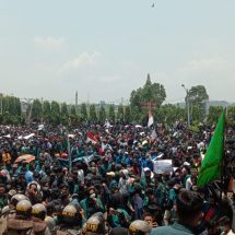 Ribuan Aksi Tolak UU Omnibus Law Kepung Kantor DPRD Provinsi Lampung