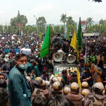 Ribuan Aksi Demo Tolak Cipta Kerja Omnibus Law Akhirnya Masuk di Gedung DPRD Lampung