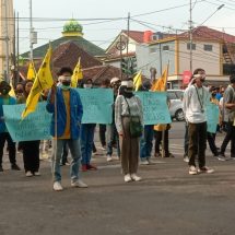 Demo Ke Empat, PMII Gelar Aksi Bisu di Gerbang Gedung DPRD Provinsi Lampung