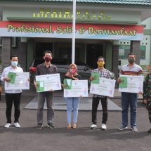Dukung Lomba Karya Jurnalistik TMMD Ke 109, Dandim 0410/KBL Berikan Penghargaan Perwakilan Mahasiswa Kampus Teknokrat Lampung