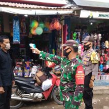 Babinsa Koramil 410-03/TBU Bersama Satgas Berikan Himbauan Penerapan Protokol di Pasar Kota Karang