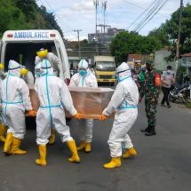 Babinsa 410-05/TKP Serda Jasmin Monitor Pelaksanaan Pemakaman Pasien Suspek Covid-19 di Enggal