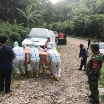 Anggota Kodim 0410/KBL dan Tim Evakuasi Gugus Tugas Covid-19 Laksanakan Pemakaman Jenazah Sesuai SOP