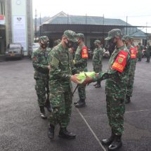 Pimpin Apel Pagi, Dandim 0410/KBL Serahkan Secara Simbolis Sepatu Olahraga, APD dan Buku Yasin