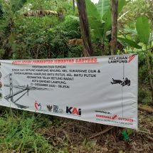 Sinergi dan Gotong Royong Relawan, Bantuan CSR PT.KAI Divre IV Tanjungkarang Bangun Jembatan Gantung