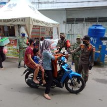 Babinsa Koramil 410-02/TBS Himbau Penerapan Protokol Kesehatan Di Pasar Gudang Lelang Telukbetung