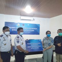 Jasa Raharja Cabang Lampung Bagikan Bantuan Semboko di Pool Damri dan PO Bus Puspa Jaya