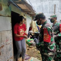 Bagikan Masker Gratis dan Nasi Kotak, Program Jum’at Berbagi Kodim 0410/KBL Berlangsung di Tanjung Karang Pusat