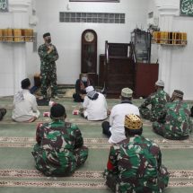 Program Rutin, Dandim 0410/KBL Kolonel Inf Romas Herlandes Hadiri Manunggal Subuh di Masjid Jami Al Yaqin