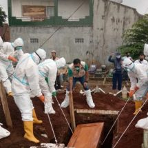 Babinsa Koramil 410-05/KDT Kodim 0410/KBL Monitor Evakuasi Pemakaman Jenazah di Kaliawi