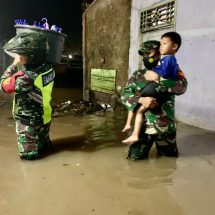 Babinsa Koramil 410-04/TKT Kodim 0410/KBL Bantu Warga Terdampak Banjir di Kali Balau Kencana
