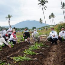 Bupati Nanang Ermanto Tanam 150 Jenis Tanaman oga Kembangkan Kebun Edukasi