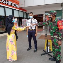 Babinsa Jajaran Kodim 0410/KBL dan Satgas Covid-19 Terapkan Protokol Kesehatan di Mall Boemi Kedaton