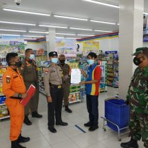 Babinsa Koramil Jajaran Kodim 0410/KBL Berikan Himbauan dan Sosialisasi di Sejumlah Toko Terkait Surat Edaran Walikota