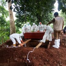 Babinsa Jajaran Kodim 0410/KBL Monitor Porsesi Pemakaman Jenazah di Umbul Kunci